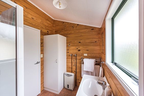 Tui Cabin bathroom